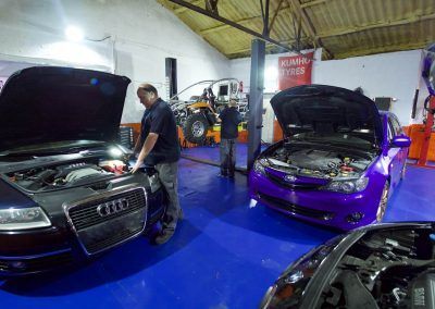 equipo taller mecanico de confianza reparando coche