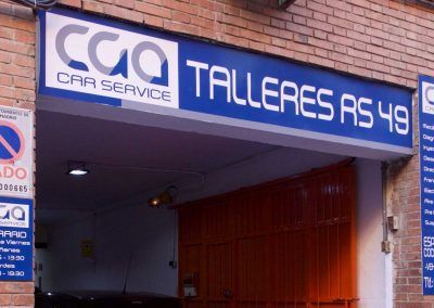 fachada con letrero con el nombre del talller