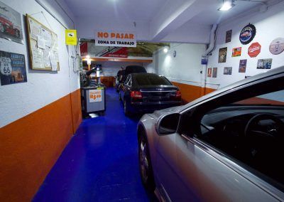 Entrada al taller con varios coches