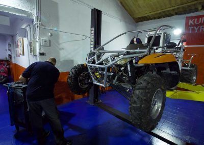 reparación de uno de los coches